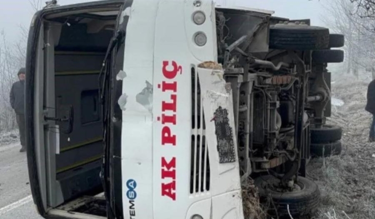 Bolu’da Fabrika İşçilerini Taşıyan Minibüs Devrildi: 9 Yaralı