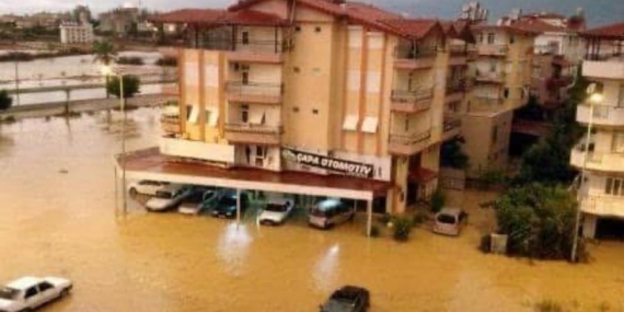 Manavgat’ta Sel Felaketi: Şiddetli Yağışlar Yolda Mahsur Kalmaya, İşyerlerini Su Bastı