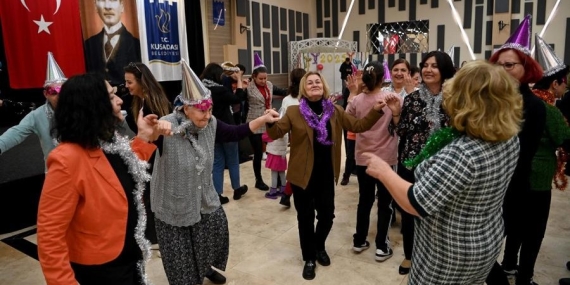Kuşadası’nda Engelli Öğrenciler İçin Neşeli Yılbaşı Kutlaması