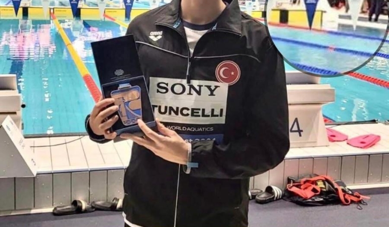 Milli Yüzücü Kuzey Tunçelli’den Tarihi Başarı!