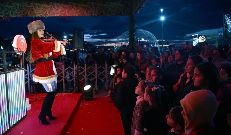 Kuşadası Yeni Yıl Coşkusunu Doyasıya Yaşıyor