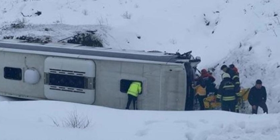 Erzincan-Sivas Kara Yolunda Yolcu Otobüsü Devrildi: 4 Yaralı