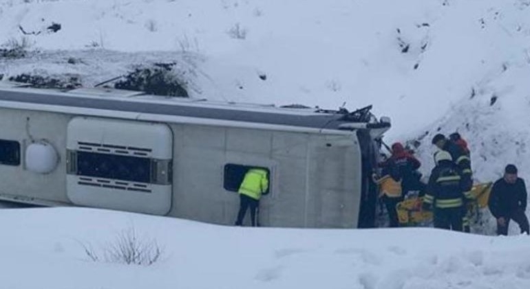 Erzincan-Sivas Kara Yolunda Yolcu Otobüsü Devrildi: 4 Yaralı