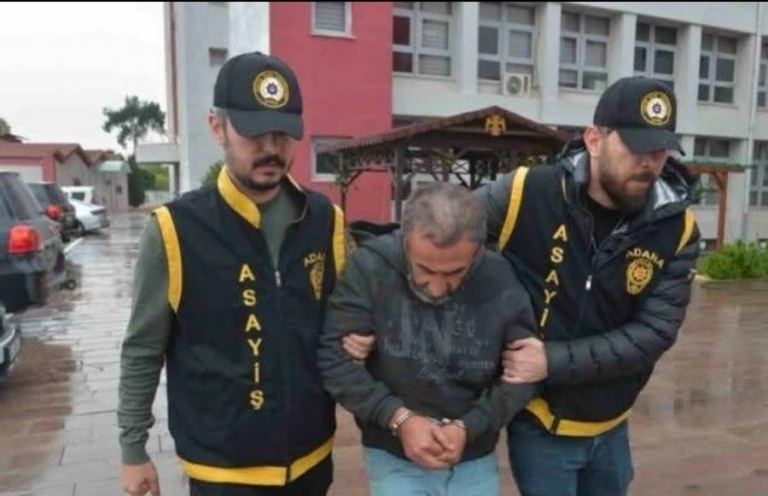 Adana’da Film Gibi Soygun: Dövizciyi Soyup İş Yeri Sahibini Rehin Aldı