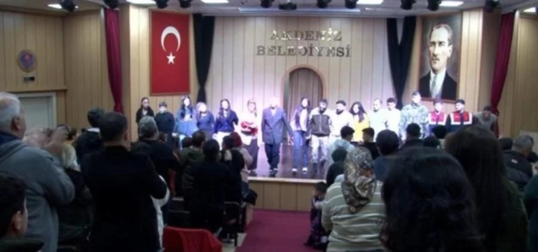 Cem Ajans “Ortaya Karışık” ile Sanatseverlere Unutulmaz Bir Gece Yaşattı
