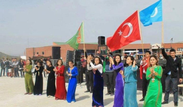 Türkmenistan’da Kadınlara Yeni Kısıtlamalar: Dar Giyim, Saç Boyası ve Estetik Operasyonlar Yasaklandı