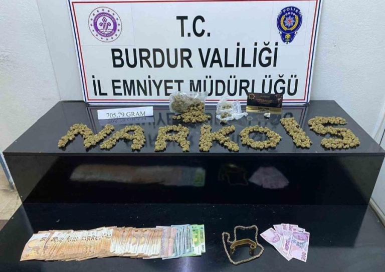Burdur’da Uyuşturucu Tacirine Darbe: Skunk, Döviz ve Altınla Yakalandı