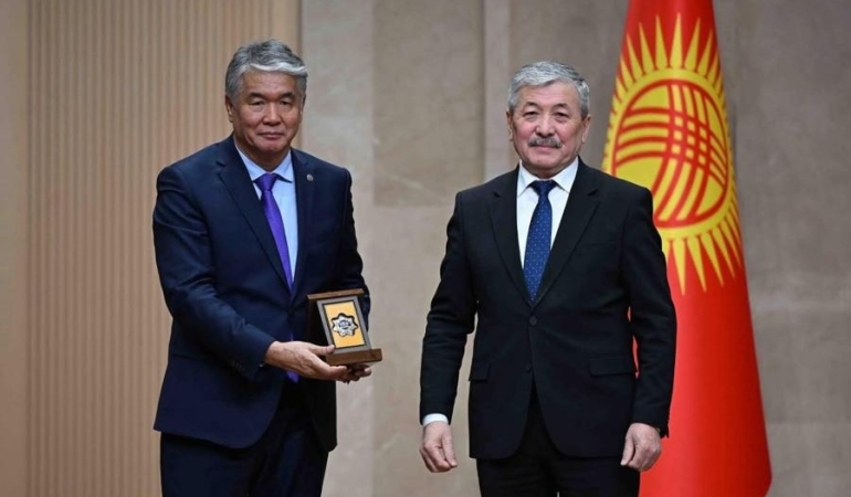 Sultan Raev, Karakırgız Özerk Bölgesi’nin 100. Yılı Nişanı ile Onurlandırıldı