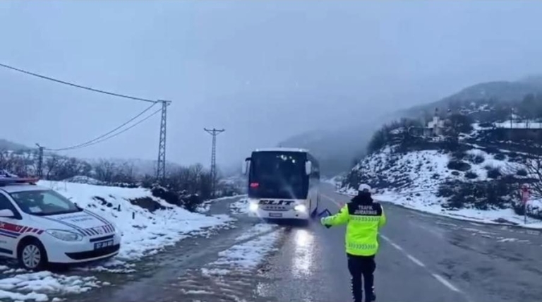 Sivil Jandarma Otobüse Yolcu Gibi Bindi, Şoförleri Denetledi