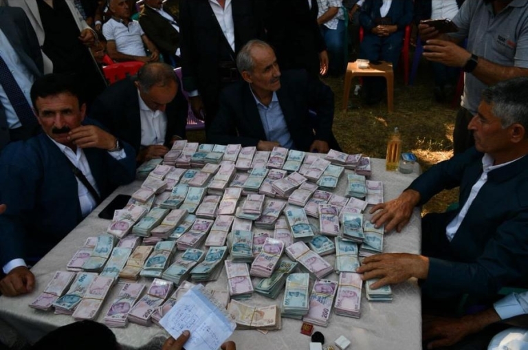 Şırnak’ta Görkemli Aşiret Düğünü: 2 Kilo Altın ve 2.7 Milyon TL Takıldı!