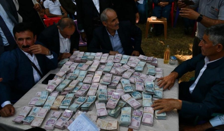 Şırnak’ta Görkemli Aşiret Düğünü: 2 Kilo Altın ve 2.7 Milyon TL Takıldı!