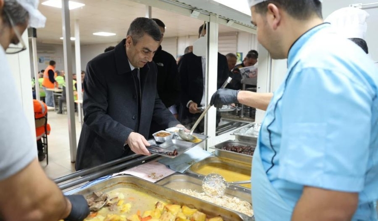 Mersin Valisi Toros’tan Sahil Yolu İşçilerine Destek Ziyareti ve İftar