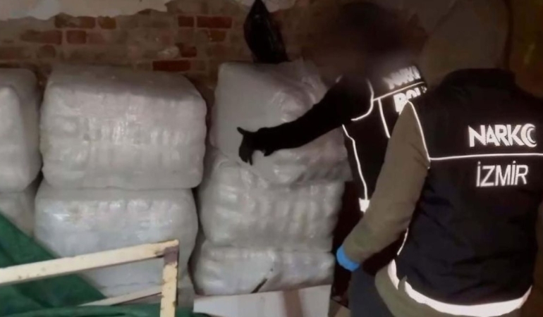 İzmir’de Zehir Tacirlerine Darbe: 275 Bin 800 Sentetik Ecza Hapı Ele Geçirildi