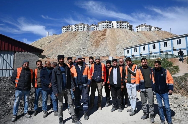 TOKİ Deprem Konutlarında İş Bırakma: Maaşlarını Alamayan İşçiler Grevde!