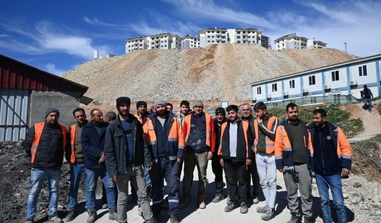 TOKİ Deprem Konutlarında İş Bırakma: Maaşlarını Alamayan İşçiler Grevde!