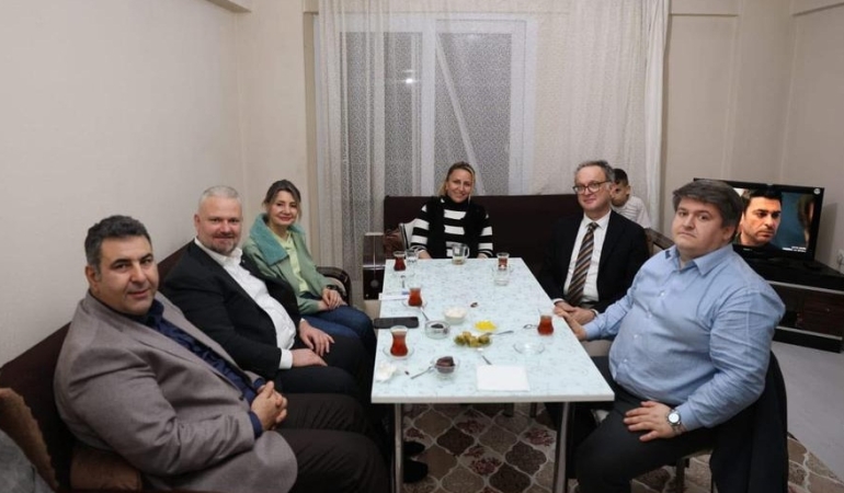 Ramazan’ın Ruhunu Yaşatan İftar: Menemen’de Gönüller Bir Araya Geldi