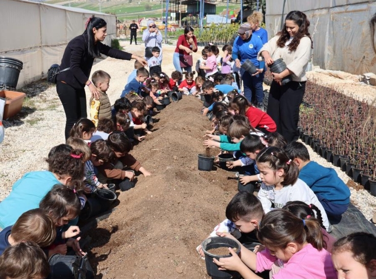 Minik Eller Toprakla Buluştu: Çocuklar Çiçek Ekerken Doğayı Öğrendi