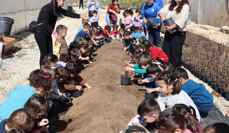 Minik Eller Toprakla Buluştu: Çocuklar Çiçek Ekerken Doğayı Öğrendi