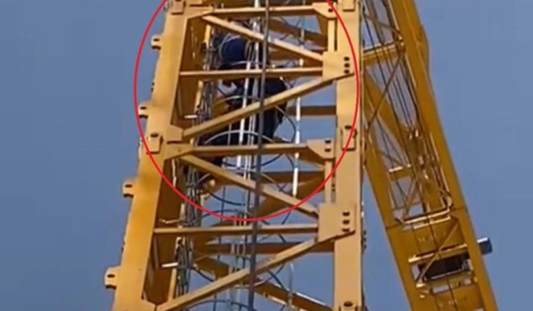 Nefes Kesen Kurtarma: Baygın Operatör Vincin Tepesinden Böyle İndirildi!