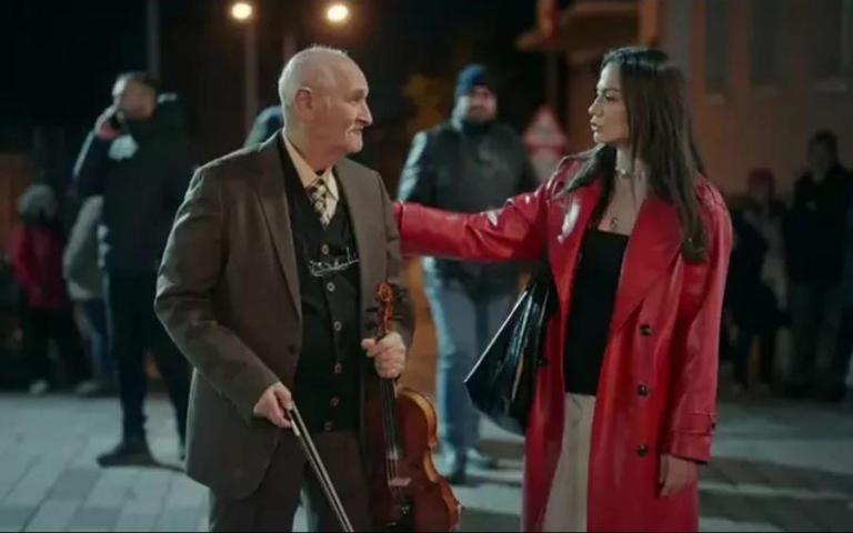 Demet Özdemir İstiklal Caddesi’nde Sürpriz Performansla Gündem Oldu