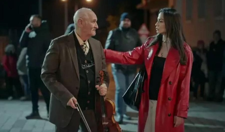 Demet Özdemir İstiklal Caddesi’nde Sürpriz Performansla Gündem Oldu