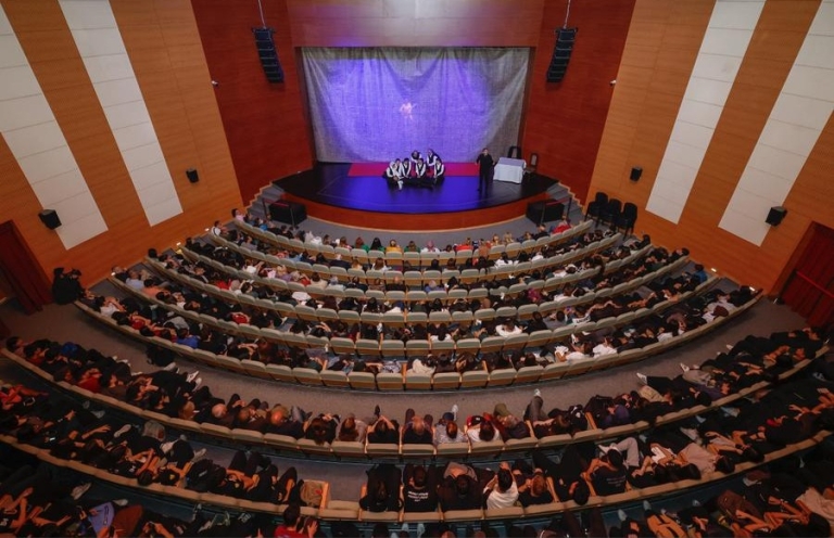 Yenişehir Belediyesi, “Akif” Tiyatrosunu Öğrencilerle Buluşturdu