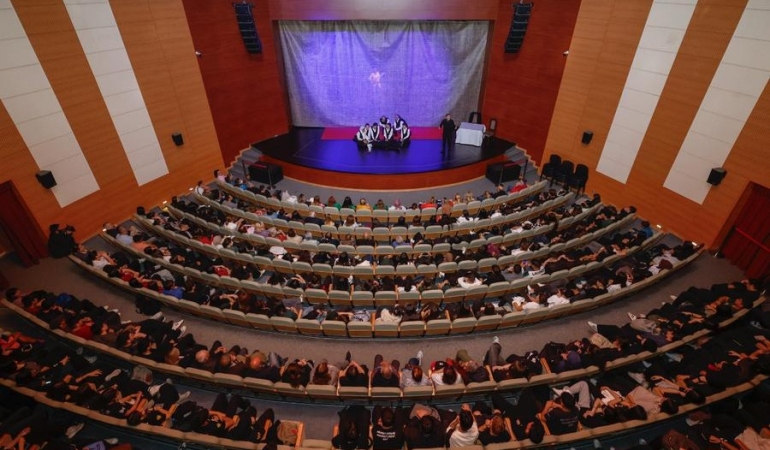 Yenişehir Belediyesi, “Akif” Tiyatrosunu Öğrencilerle Buluşturdu