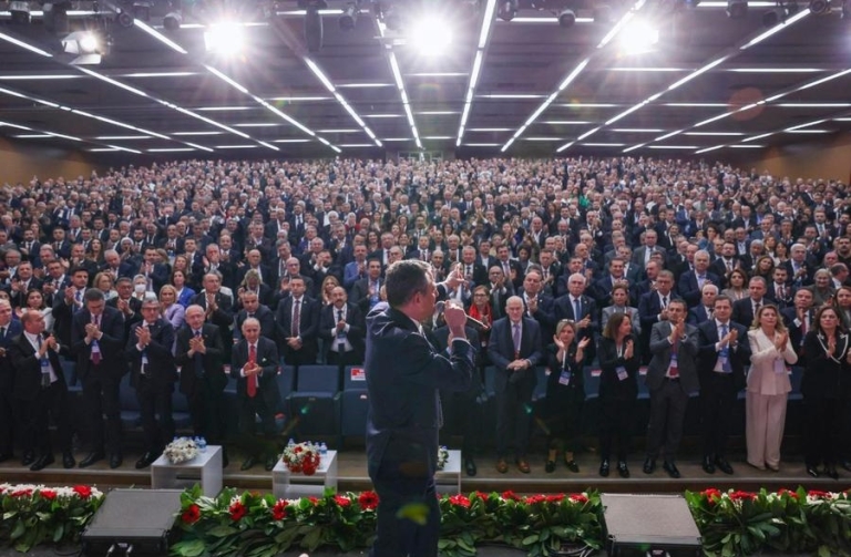 CHP’de Değişim Rüzgârı: Özgür Özel Genel Başkan Seçildi