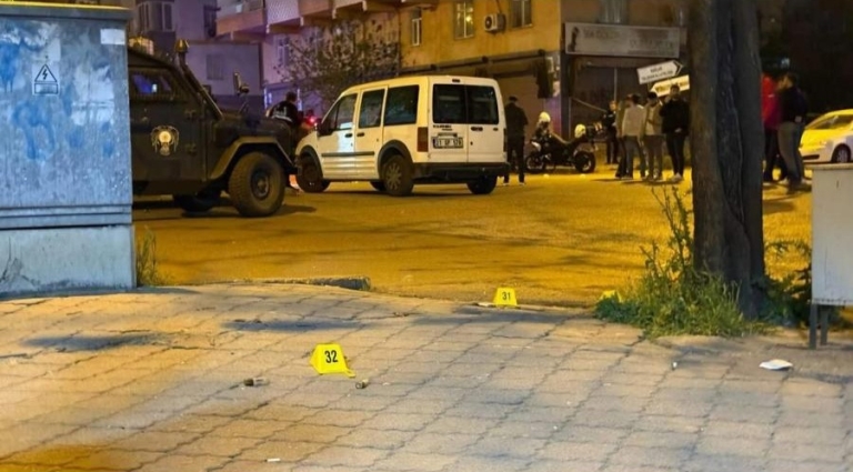 Aileler Arasında Silahlı Çatışma: Polis ve Vatandaşlar Yaralandı