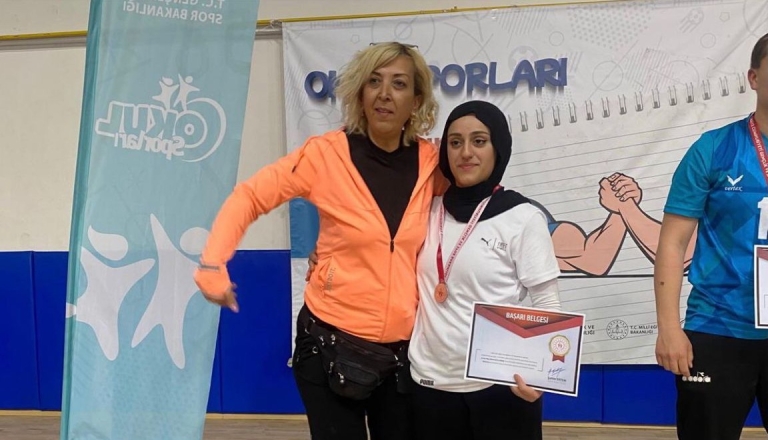 Mersinli Şükran’dan Bilek Güreşinde Bölge Derecesi ve Final Bileti