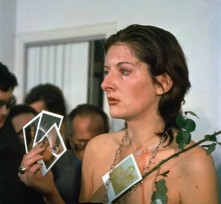 Marina Abramovic’in Şok Eden Performansı: Sessizlik İçinde Yükselen Vahşet
