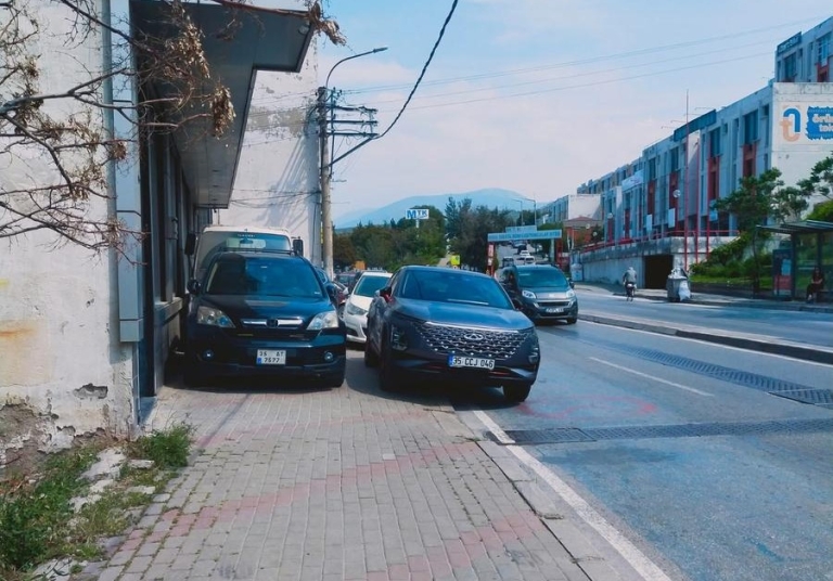 Kaldırımlar İşgal Altında: İzmir’de Yaya Hakları İhlal Ediliyor