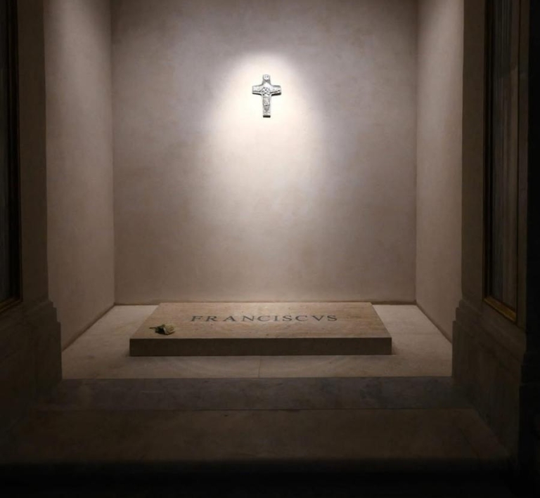 Papa Francis’in Mezarı, Sadelik ve Maneviyatı İle Gözler Önüne Serildi
