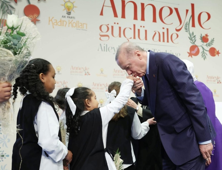 Yeni Evlenen Çiftlere 150 Bin TL Faizsiz Kredi! Şartlar Açıklandı