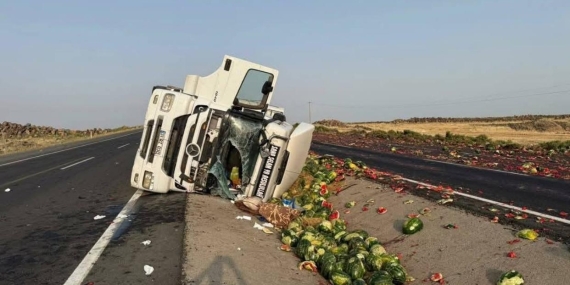 Bayram Dönüşü Feci Kaza: Karpuz Tırı Devrildi, Sürücü Can Mücadelesi Veriyor